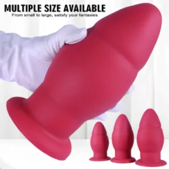 Plug anal gigante Red Titan segurado na mão para mostrar a escala real