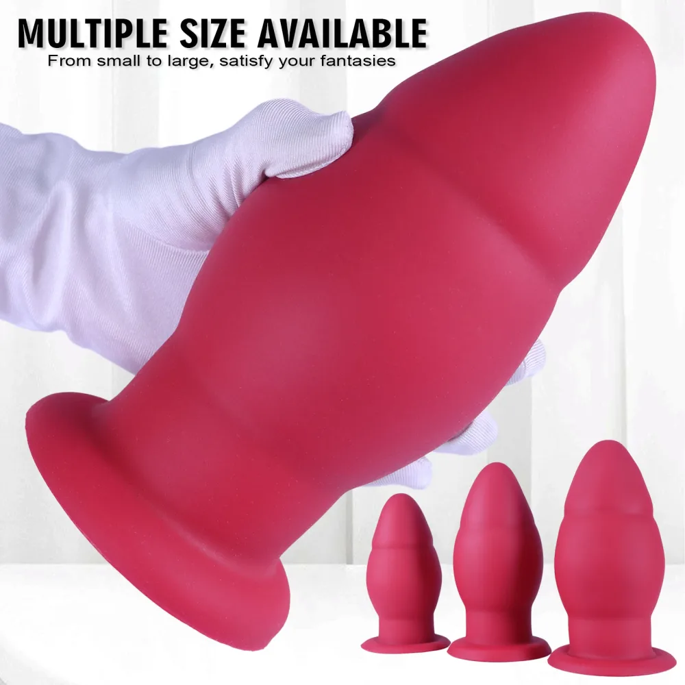 Plug anal gigante Red Titan segurado na mão para mostrar a escala real