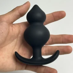 Plug anal iniciante Silver Core na mão mostrando o tamanho real