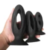 Plug anal vazado Void em silicone preto nos tamanhos P, M e G na mão