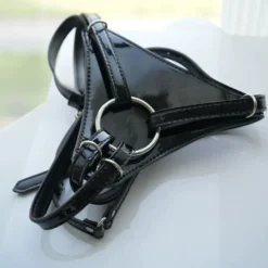 Cinta peniana de verniz preto brilhante com argola de metal