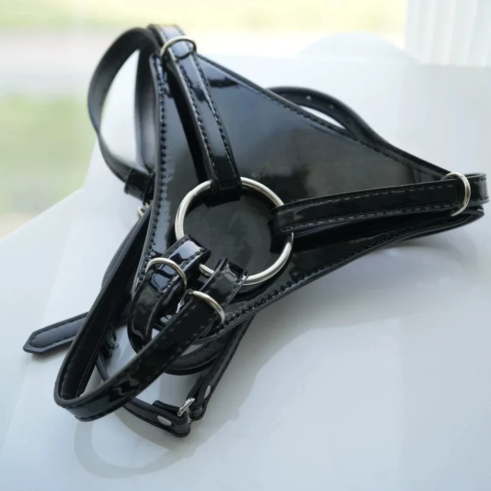 Cinta peniana de verniz preto brilhante com argola de metal