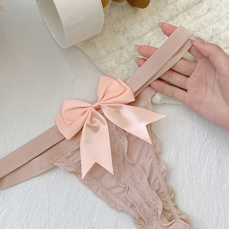 Detalhe do laço de cetim de presente da calcinha rosa