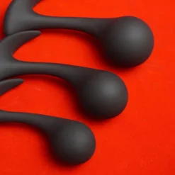 Plug anal de próstata base T: esferas dos três plugs vistas de perto