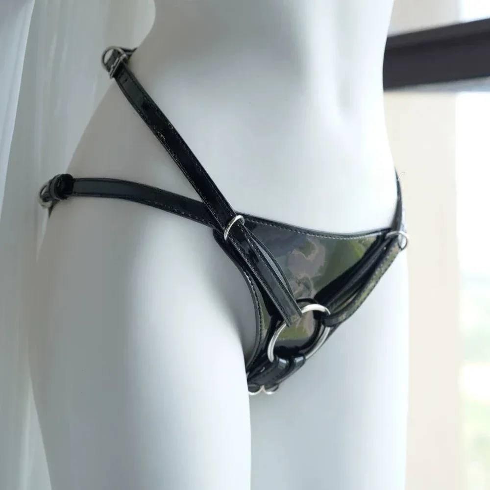Strap on harness de verniz delicado vista lateral