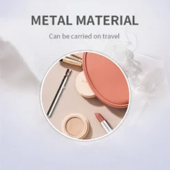 O vibrador pingente de metal junto de itens de maquiagem numa nécessaire de viagem