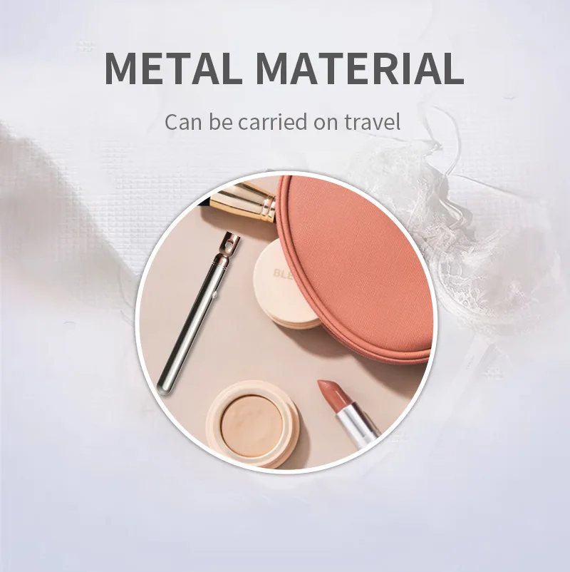 O vibrador pingente de metal junto de itens de maquiagem numa nécessaire de viagem