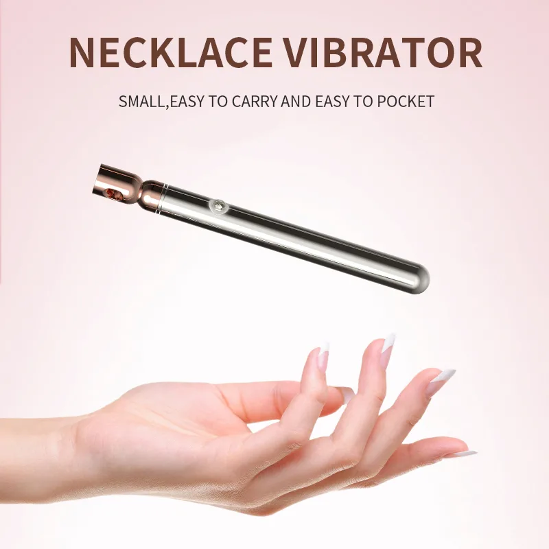 O vibrador pingente de metal apoiado sobre uma mão, mostrando o tamanho reduzido