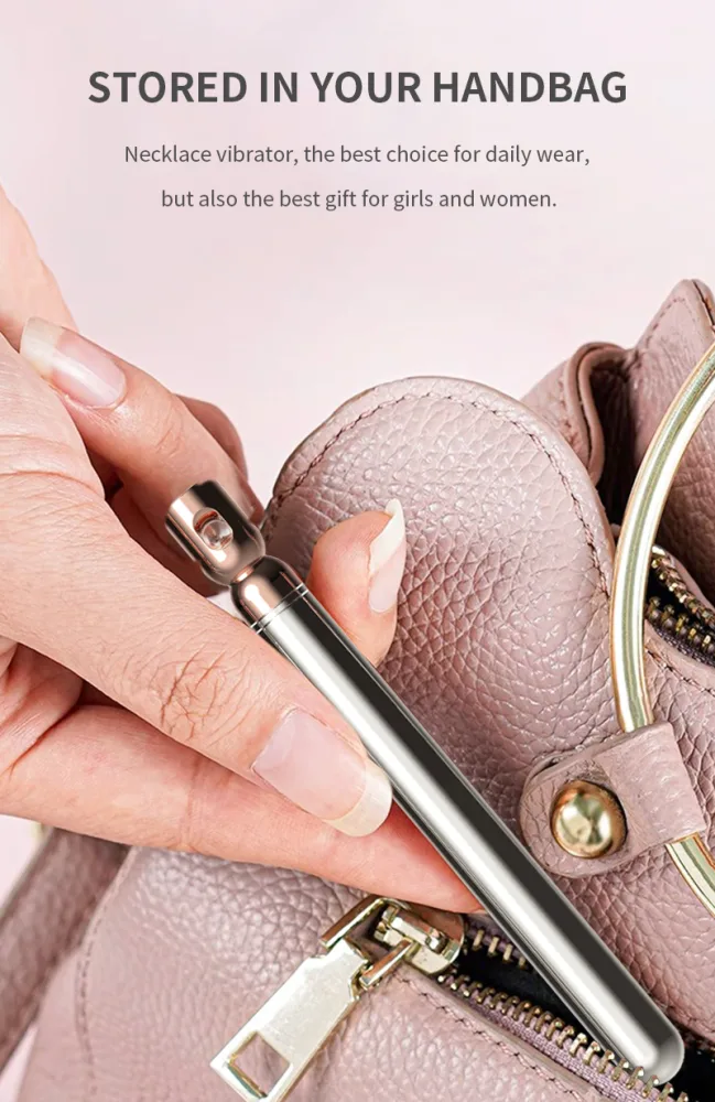 O vibrador pingente sendo guardado dentro de uma bolsa, discreto como um batom